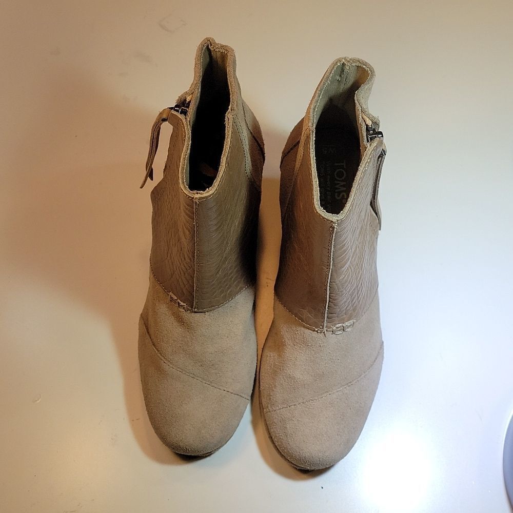 TOMS ROUND TOE ZIP CLOSURE WEDGE STYLE SUEDE BOOTIES